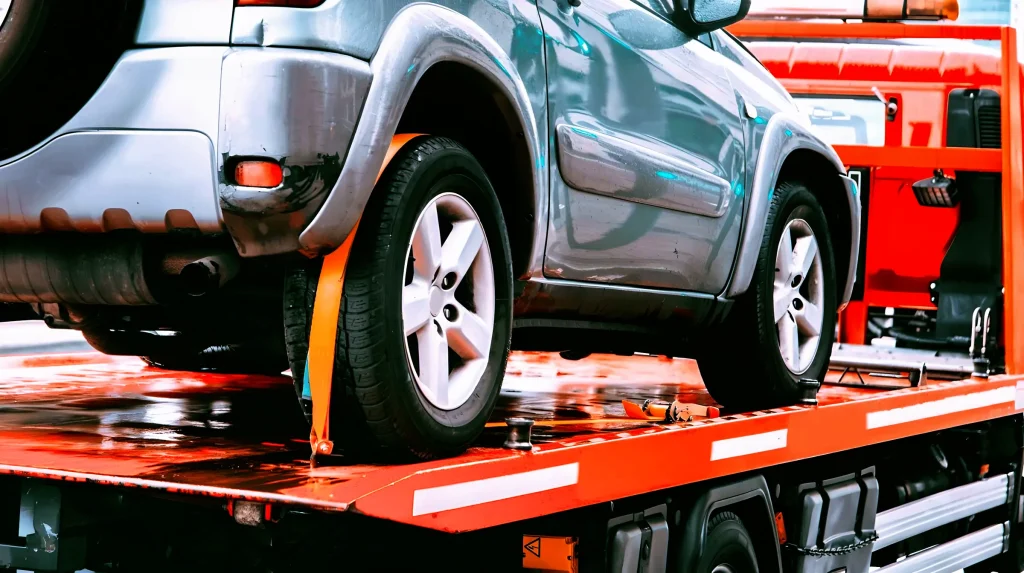 Un vehículo accidentado siendo cuidadosamente levantado por una grúa